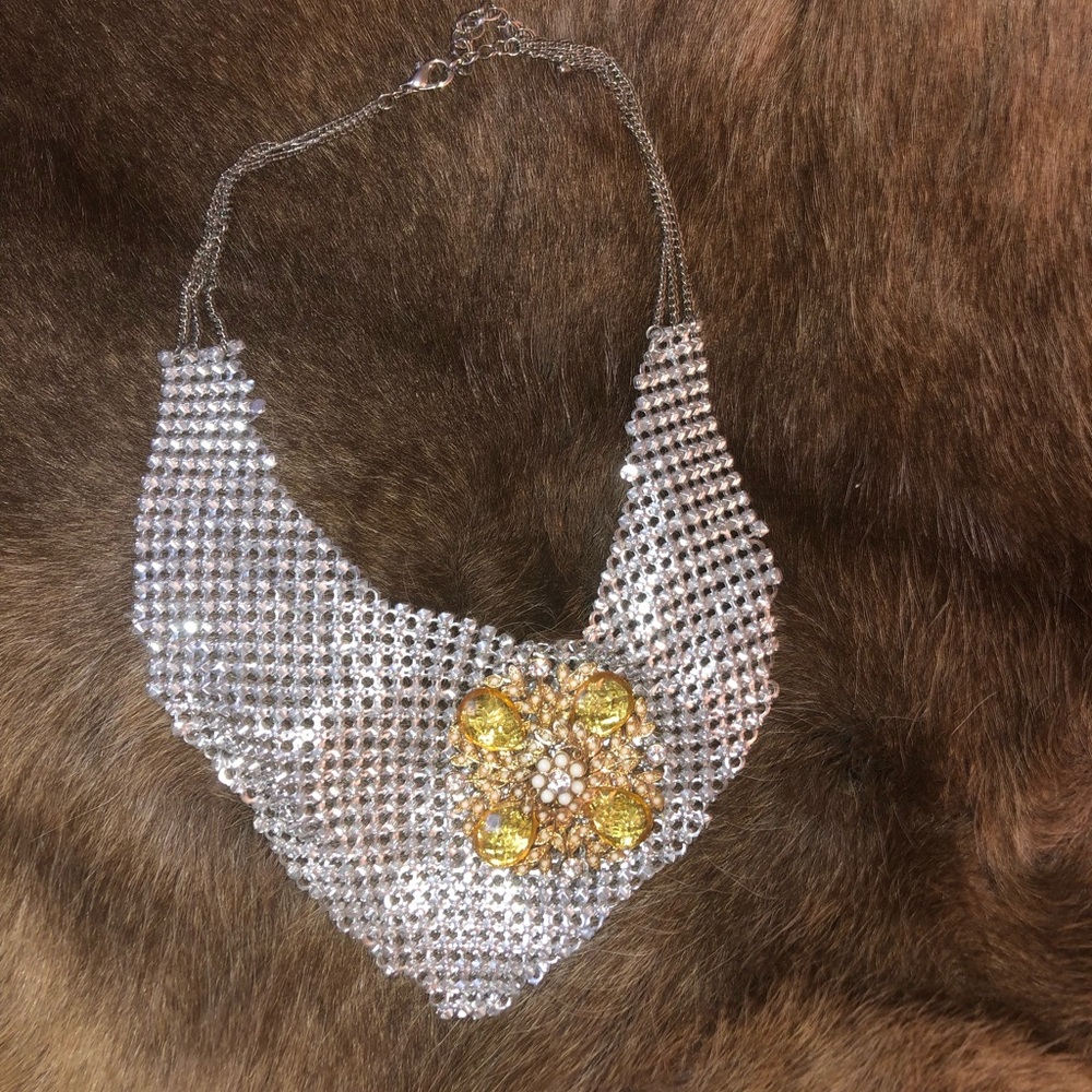 Chained sheet necklace with broach